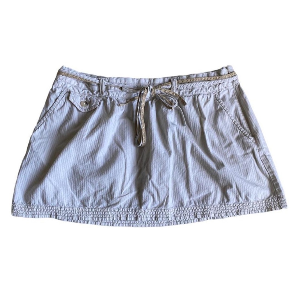 American Eagle Mini Skirt! Super cute and dainty. Size 10 and fits up to size 32